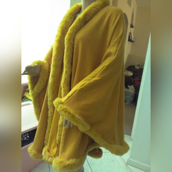 BNWT GOLD SHAWL BY MERIGOLD KISS FAUX FUR EDGES SIMPLY LUXURIOUS & SOFT SZ. LG - Picture 11 of 13